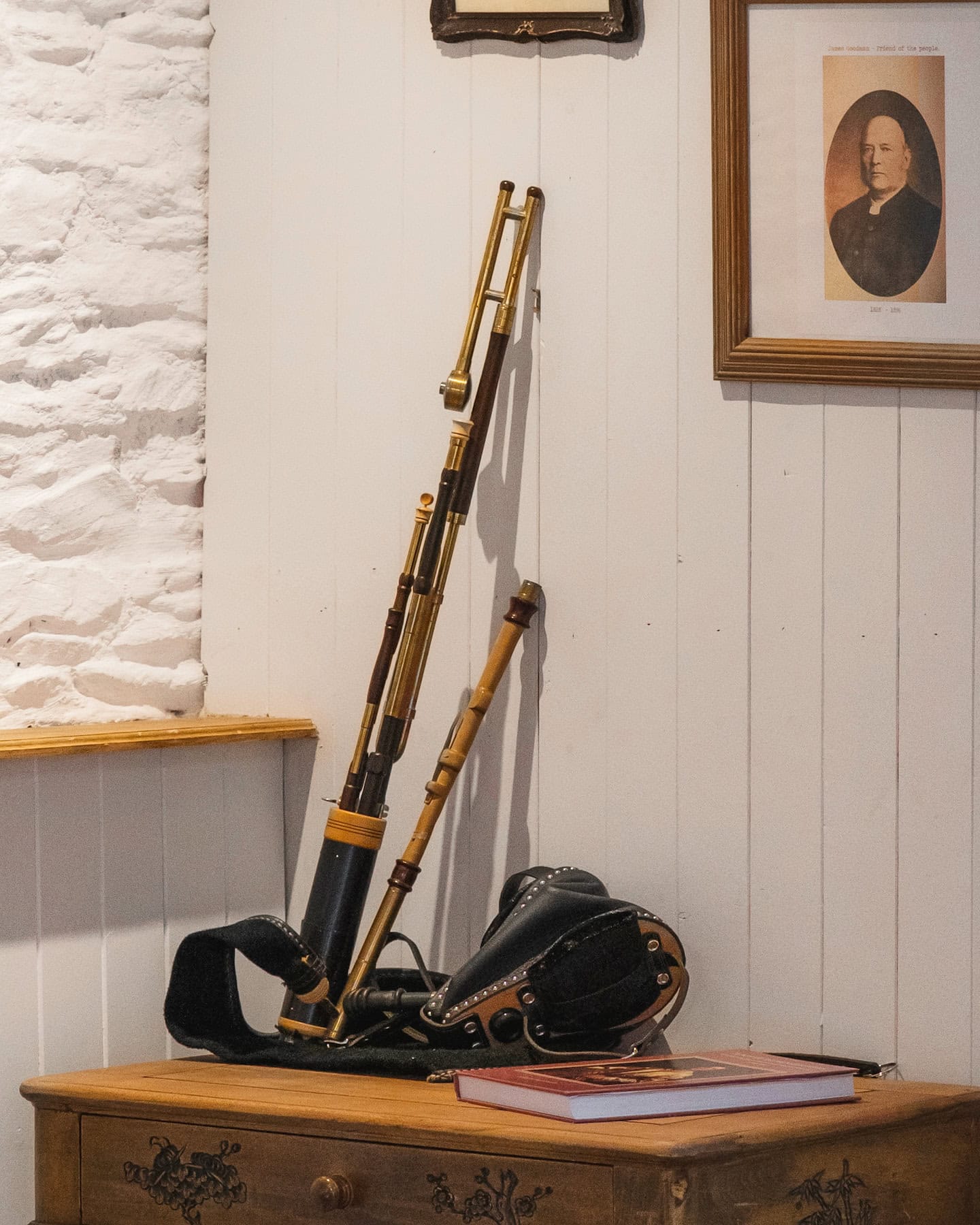 sanctuary-cottages-pipers-cottage-uilleann-pipes Display of traditional Uilleann pipes inside Pipers Cottage, honouring Canon James Goodman’s musical legacy and the cottage’s rich cultural history.