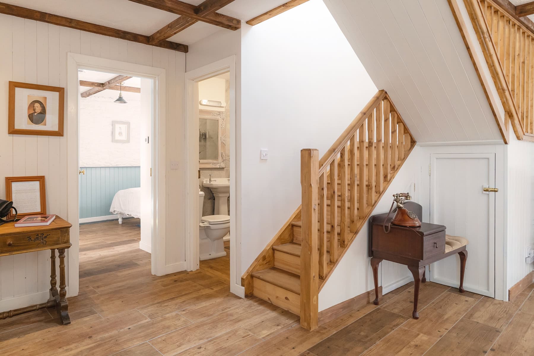 08-Pipers-Cottage-Interior-Ground-Floor-Hall-024455