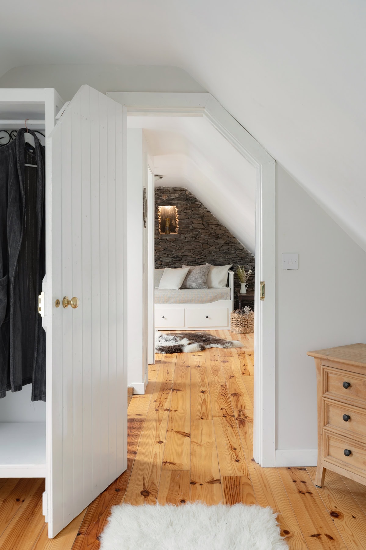 11-Pipers-Cottage-Interior-Upper-Floor-Hall-024000