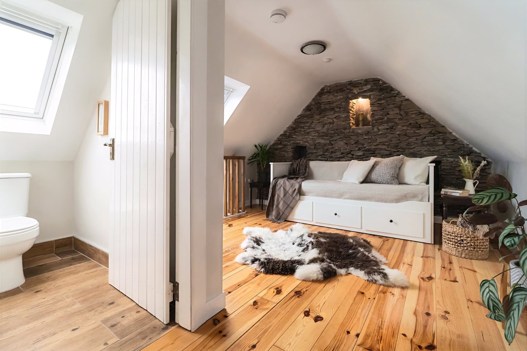 12-Pipers-Cottage-Interior-Upper-Floor-Hall-016000