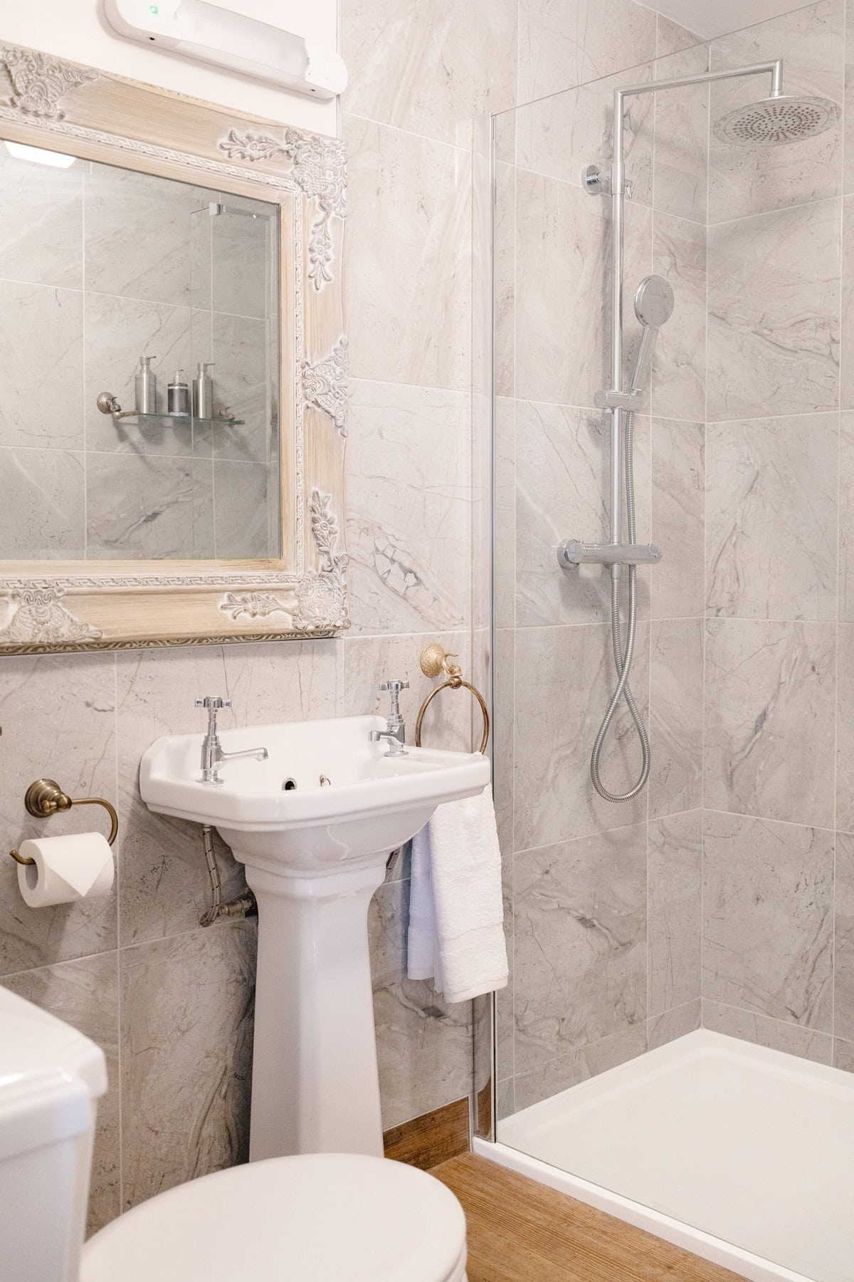 16-Pipers-Cottage-Interior-Ground-Floor-Bathroom-014000