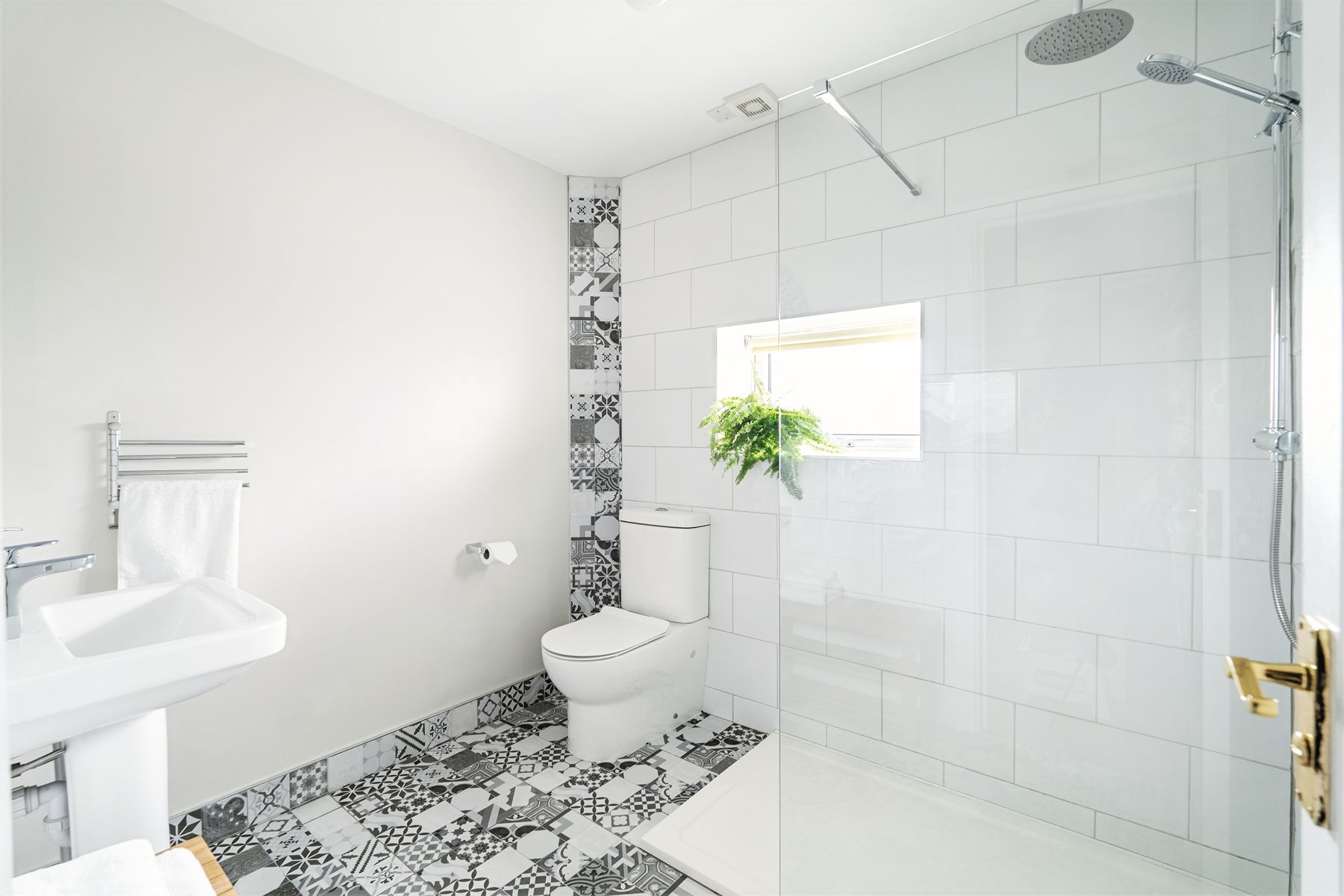 10-Ocean-Blue-Interior-Bathroom-01